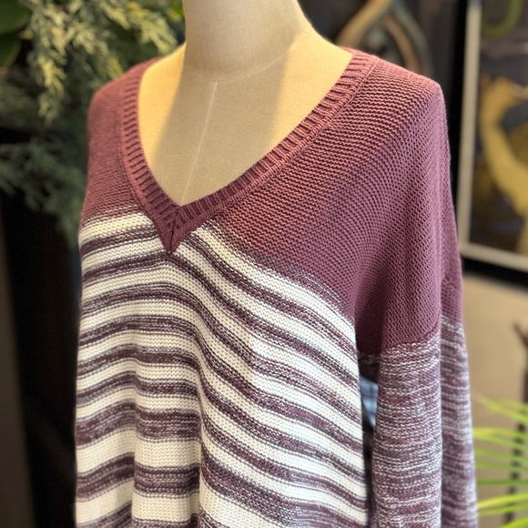 Urban Outfitters oversized slouchy v-neck stripped sweater - Picture 4 of 16